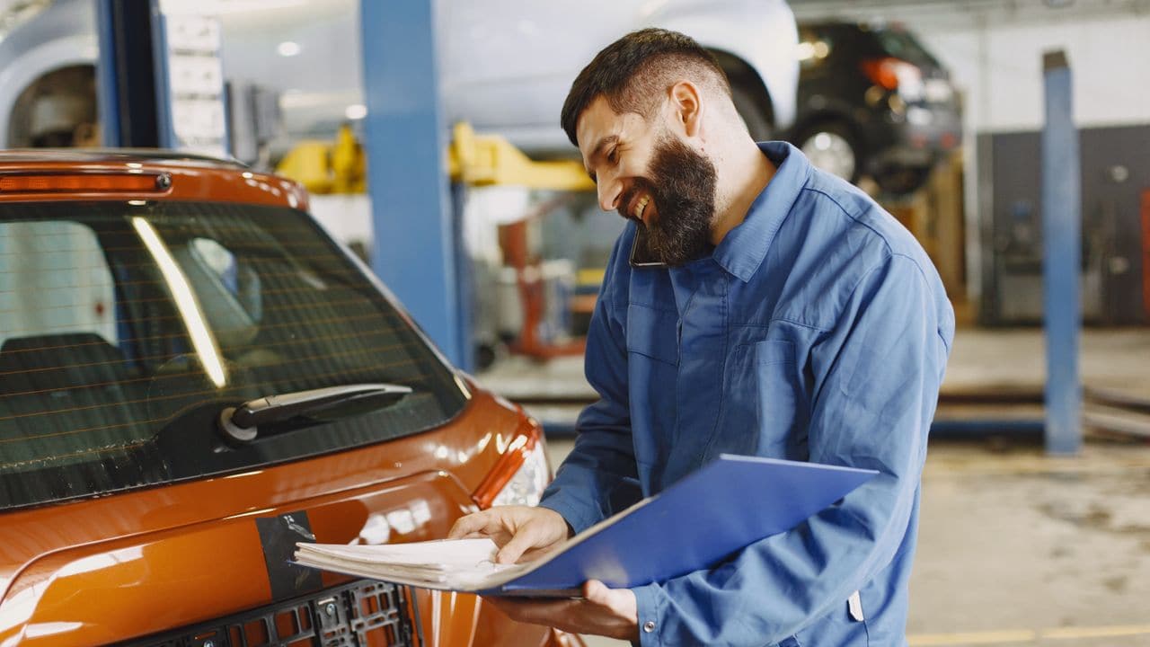 Cum citești un raport de istoric auto: ghid pe secțiuni
